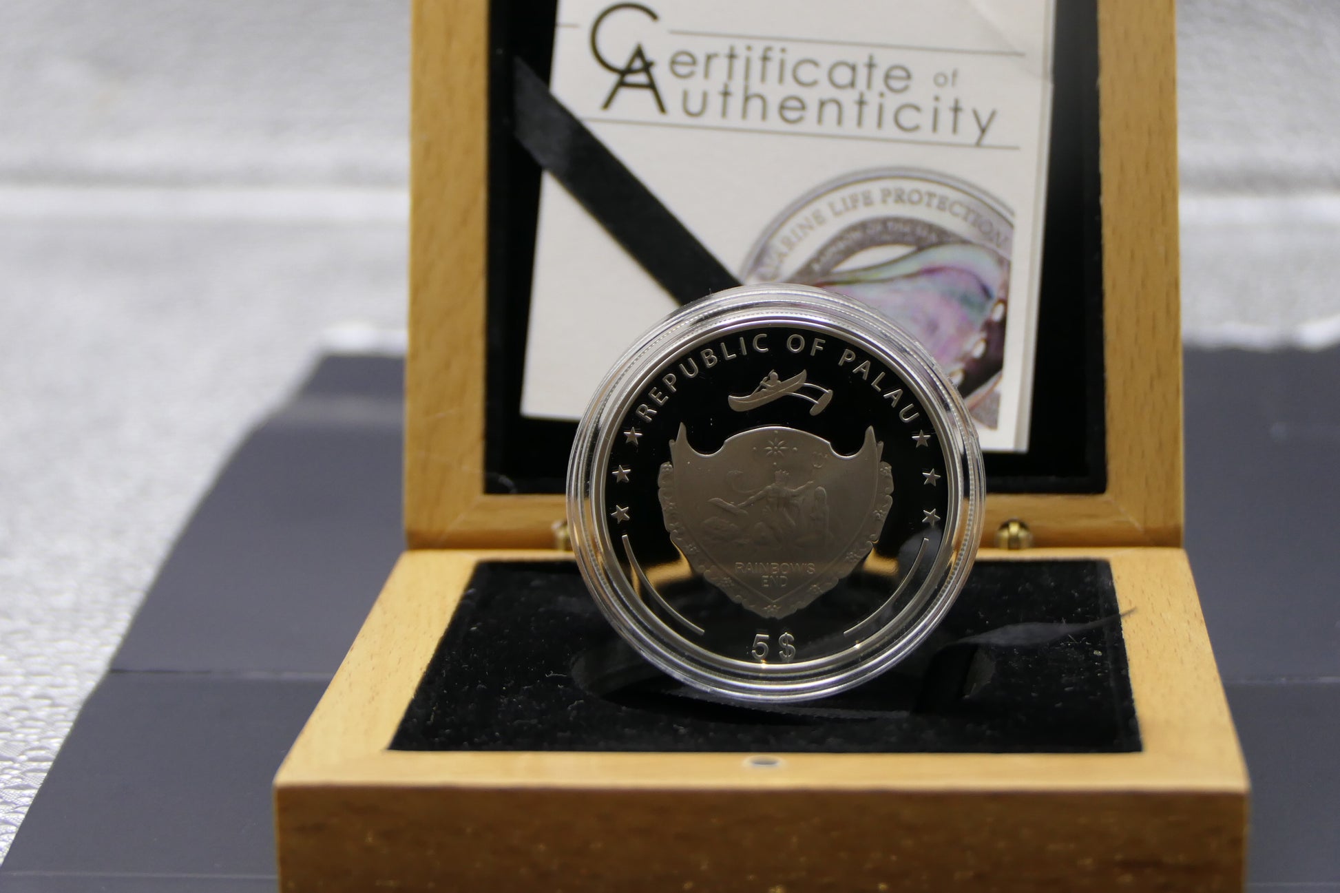 2013 Republic of Palau $5 Marine Life Protection — Pearl Oyster Silver Proof Coin — Real Mother-of-Pearl Insert image 3