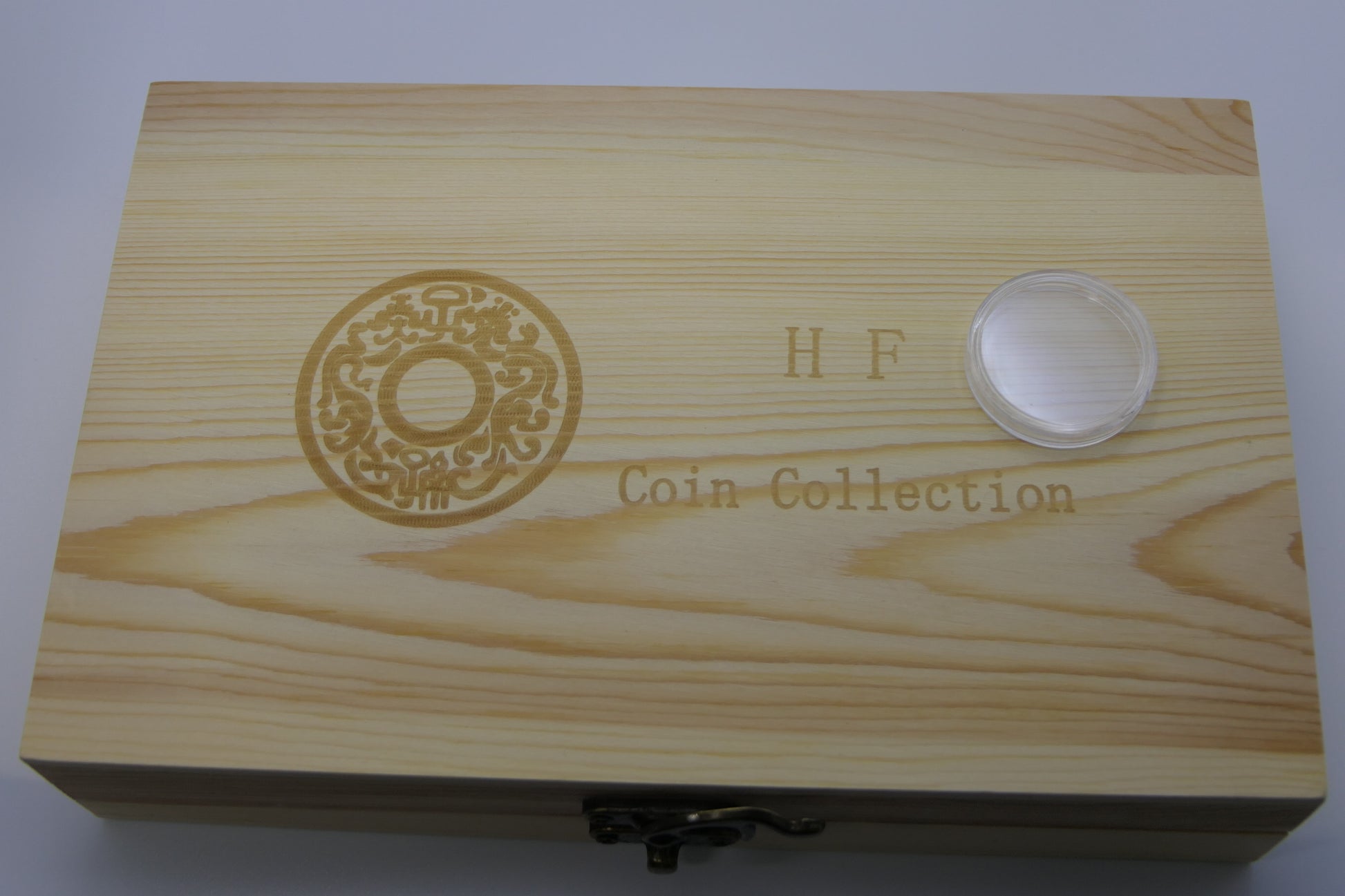 H·f Wooden Coin Collection Box with 20 Plastic Capsules reverse
