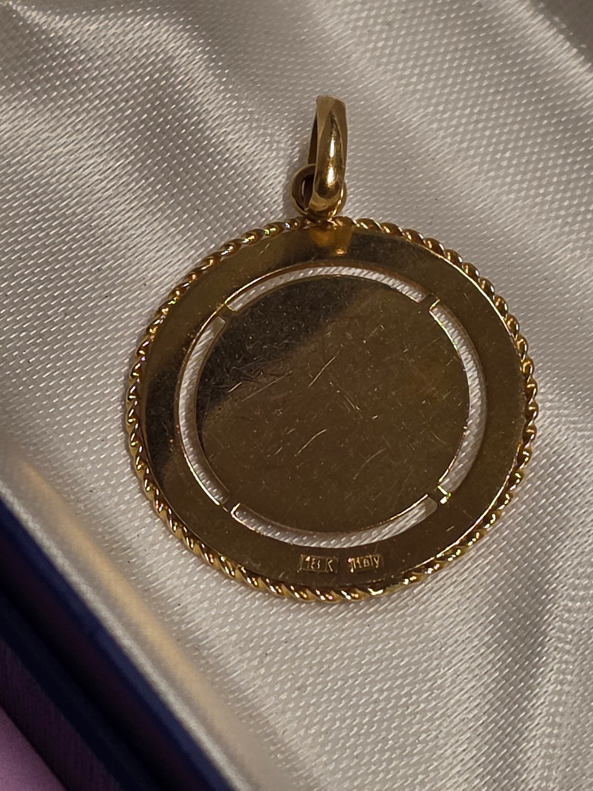 18 ct Yellow gold Cancer zodiac pendant featuring a polished crab motif centered inside a textured rope-edge circular frame.