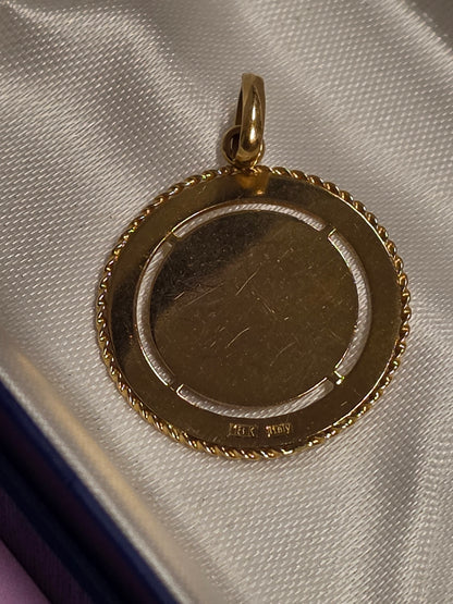 18 ct Yellow gold Cancer zodiac pendant featuring a polished crab motif centered inside a textured rope-edge circular frame.