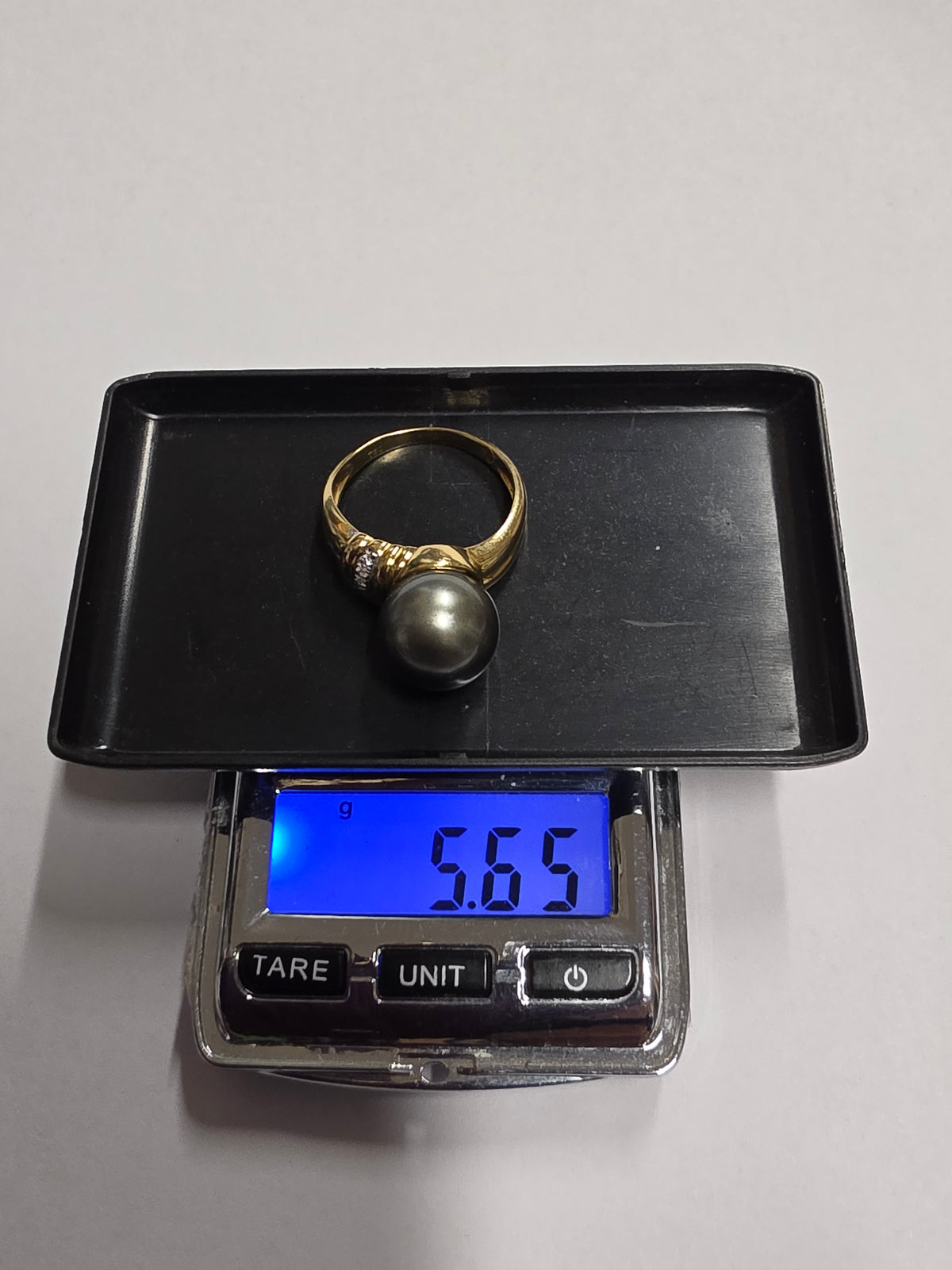 18 ct Yellow gold pearl and diamond ring (resembling styles with a dark Tahitian-type cultured pearl and accent diamonds).Size 7