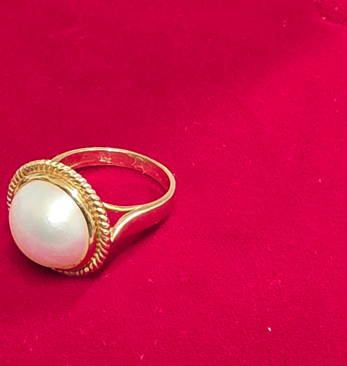 9 ct Yellow gold ring size 7 with Cultured big Pearl centre