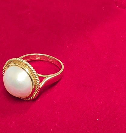 9 ct Yellow gold ring size 7 with Cultured big Pearl centre