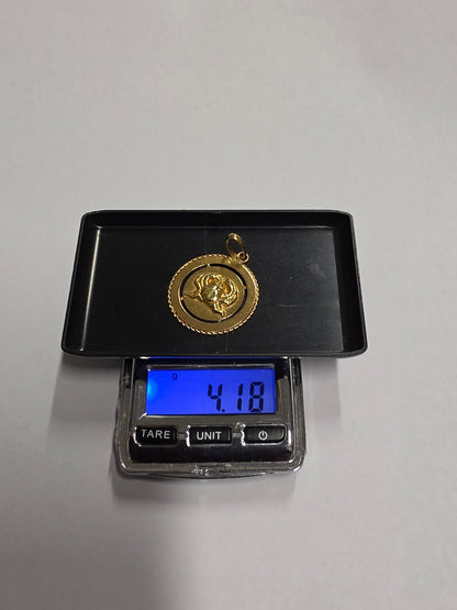 18 ct Yellow gold Cancer zodiac pendant featuring a polished crab motif centered inside a textured rope-edge circular frame.
