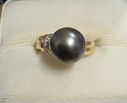 18 ct Yellow gold pearl and diamond ring (resembling styles with a dark Tahitian-type cultured pearl and accent diamonds).Size 7