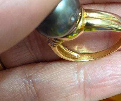 18 ct Yellow gold pearl and diamond ring (resembling styles with a dark Tahitian-type cultured pearl and accent diamonds).Size 7