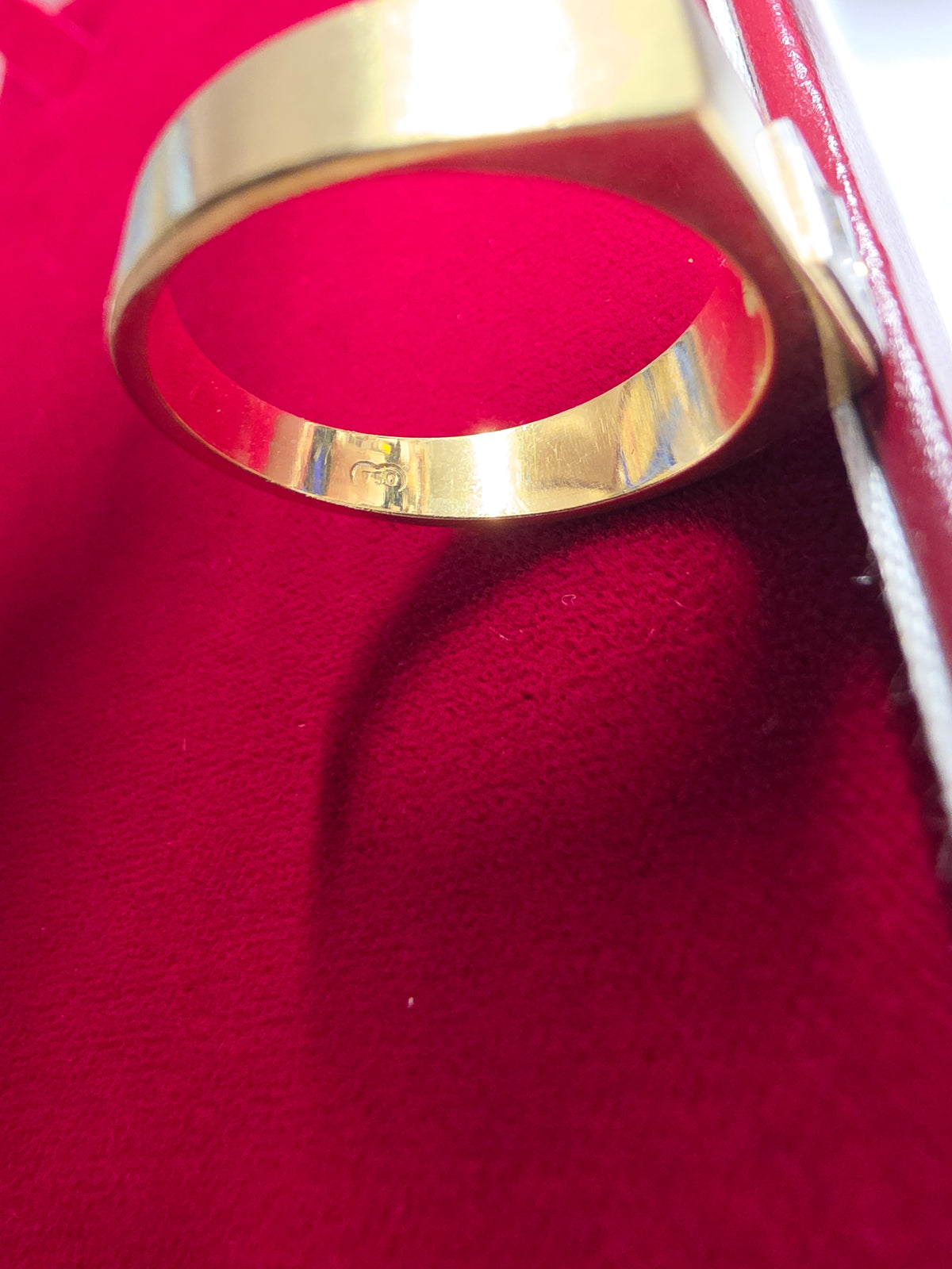 18 ct Men's classic signet  heavy fashion ring 18K yellow gold with diamond